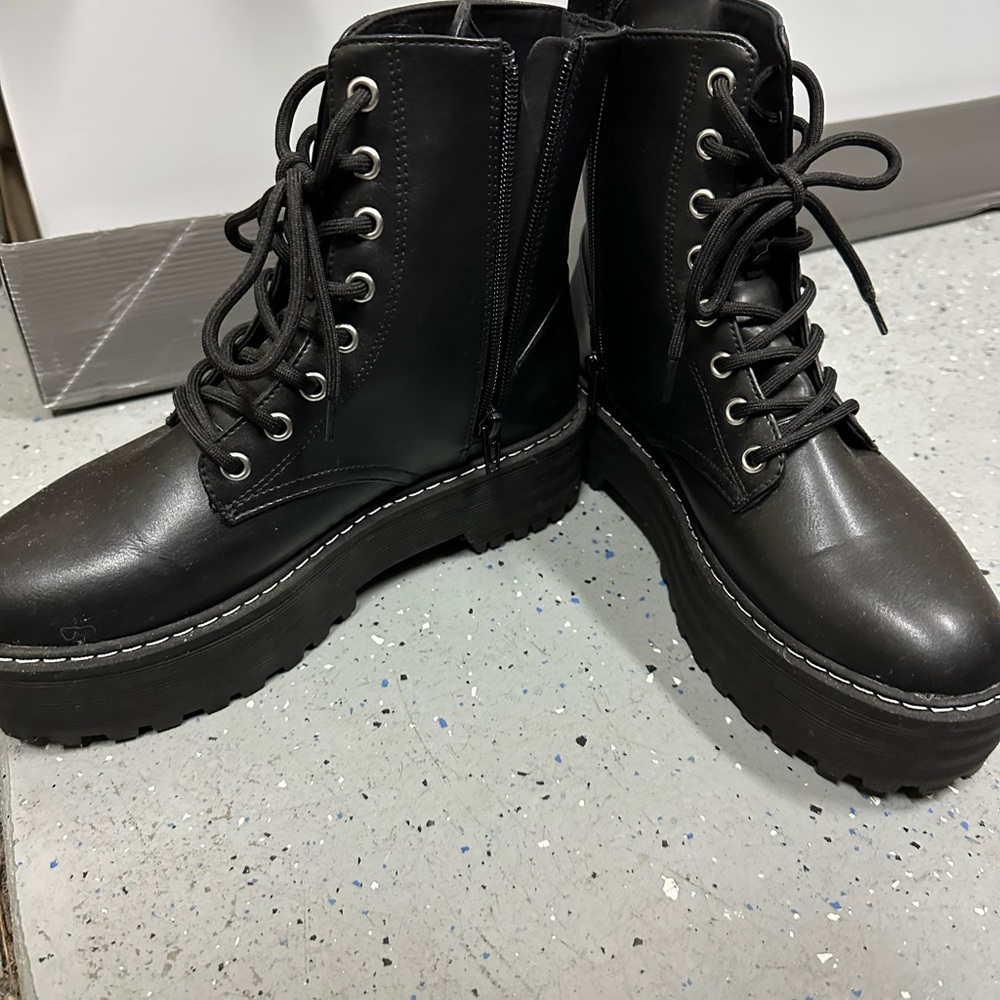 Divided boots black, size 8